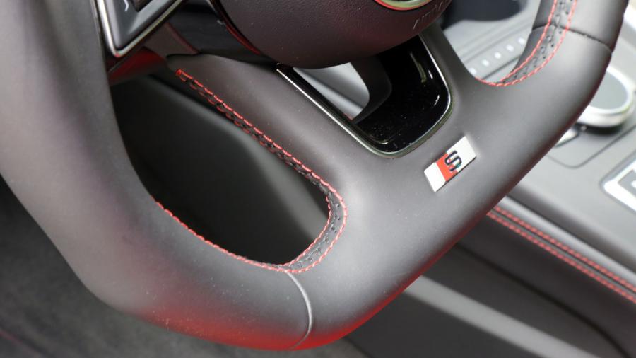 Детали интерьера Audi S5 Coupe 2017 года  (NA) (фото 33 из 62)